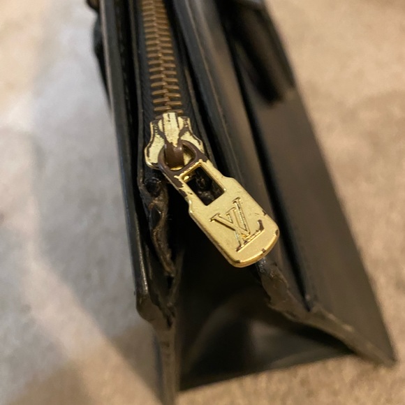 HUGE SALE!🎉Gorgeous Louis Vuitton Black Epi Structured Bag - Picture 4 of 7